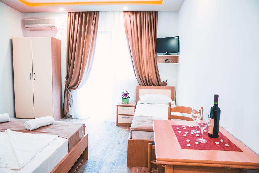 Guest House S-Lux Petrovac Luaran gambar